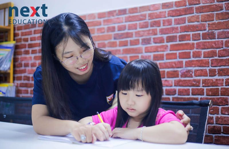 Cô giáo đang kèm Toán Mầm Non cho trẻ tại Next Education